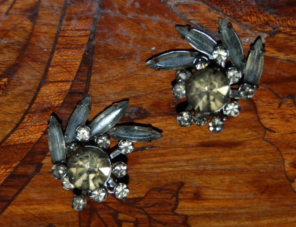 ELEGANT VTG MCM COUTURE GRAY SMOKE CRYSTALS OVAL FAN FLOWER SPRAY CLIP EARRINGS