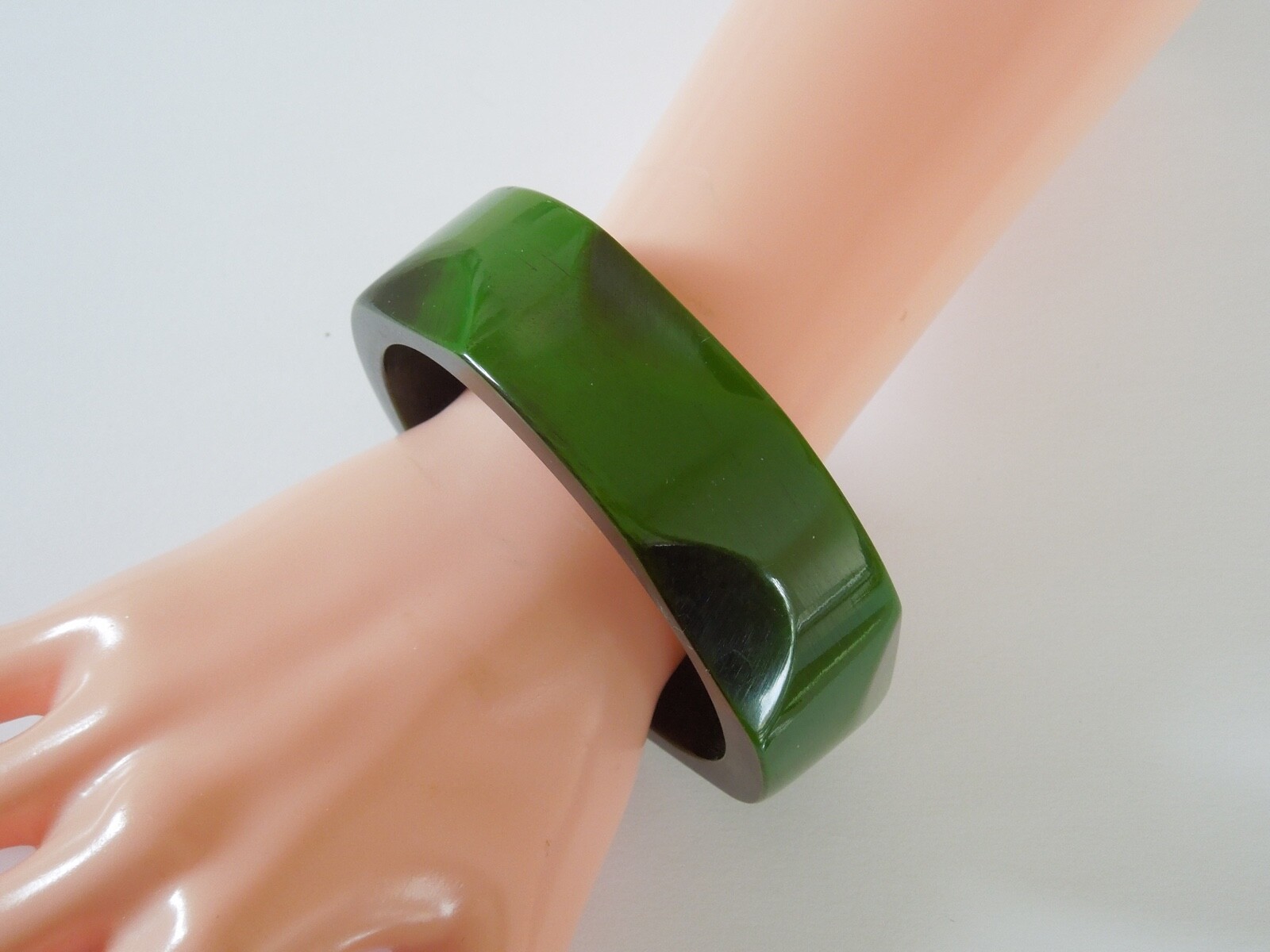 Vintage Green Bangle 1950s Galalith? Not Bakelite 54.4 g Ø 6.6 cm