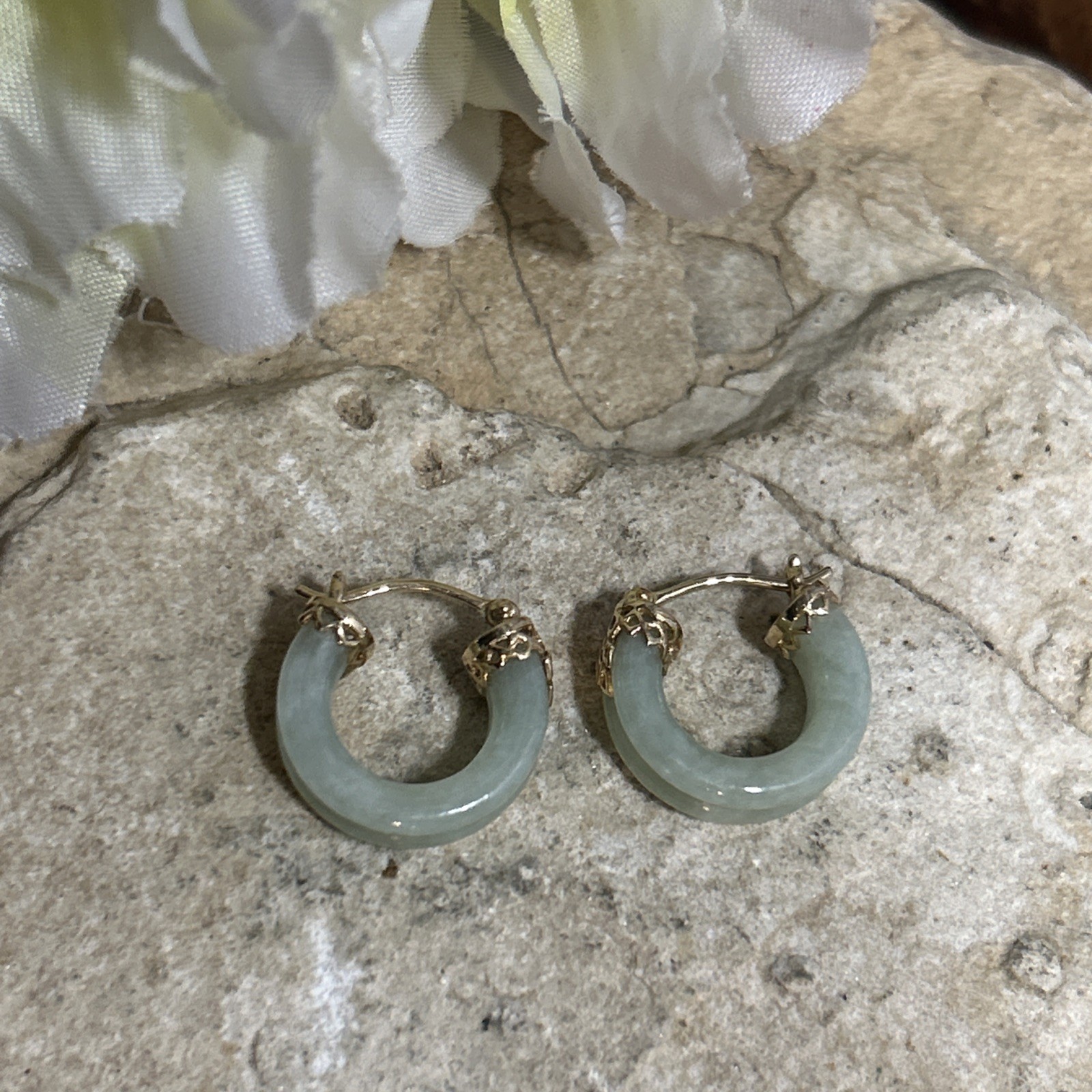 36. Vintage 14K Yellow Gold Light Green Jade Hoop Snap Earrings 17.4mm, 5.3g