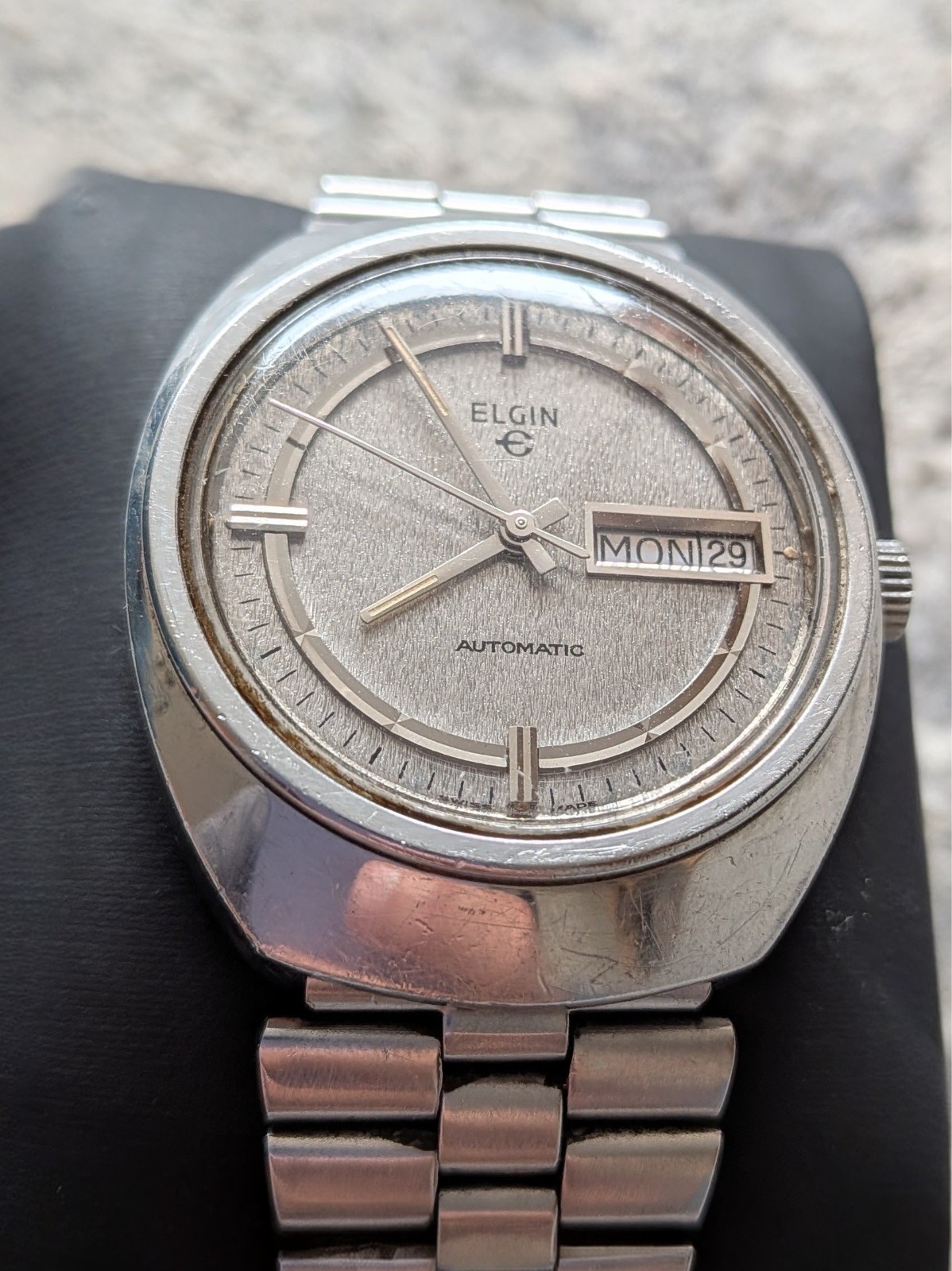 Vintage Swiss ELGIN men’s automatic watch day/date 1970s snow flakes texture