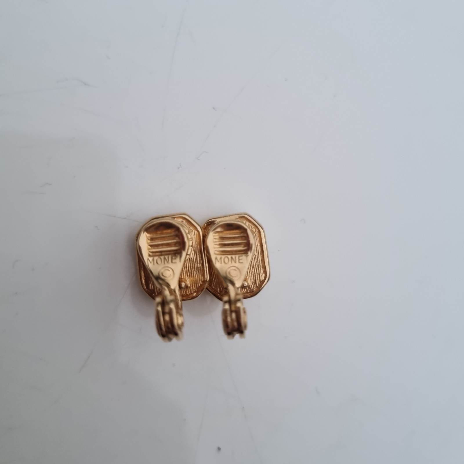 Very pretty pair of 1970’s Monet gold colour small clip on earrings (C500)