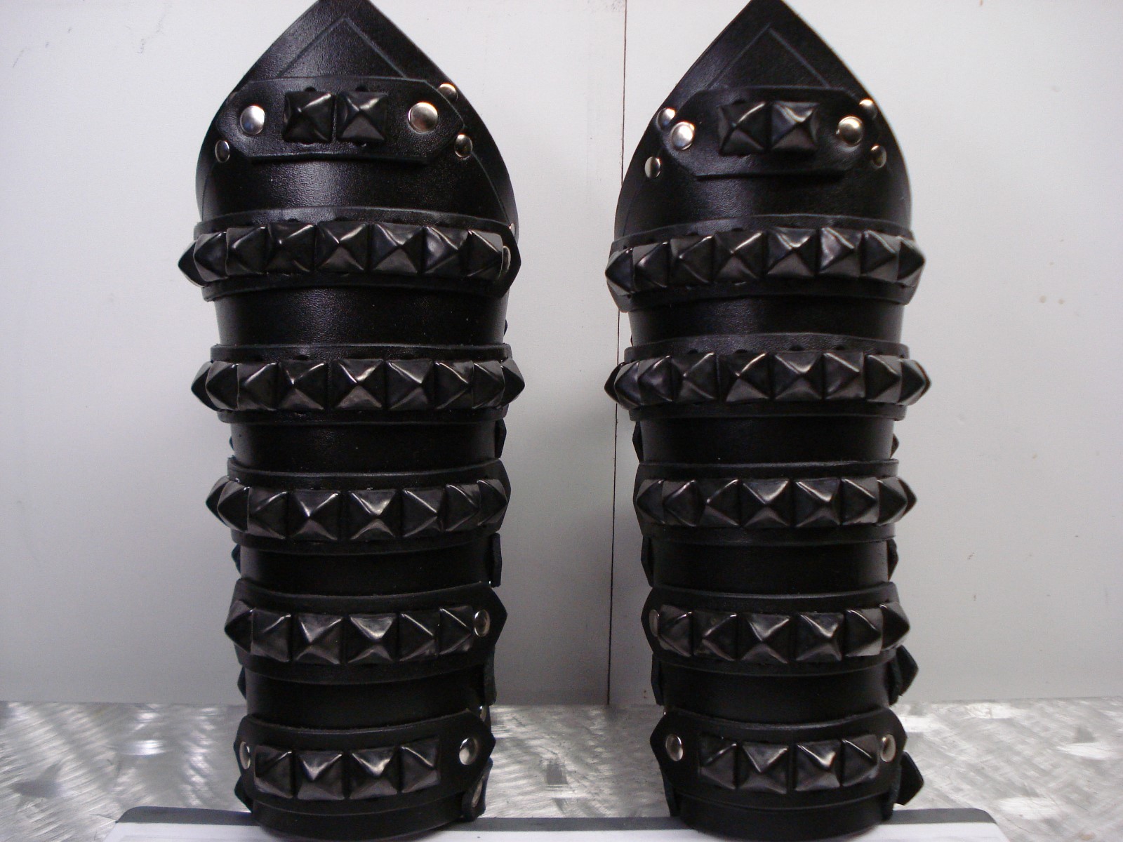 AMON AMARTH.. LEATHER STRAPPED VIKING GAUNTLET.. (MDLG0049)