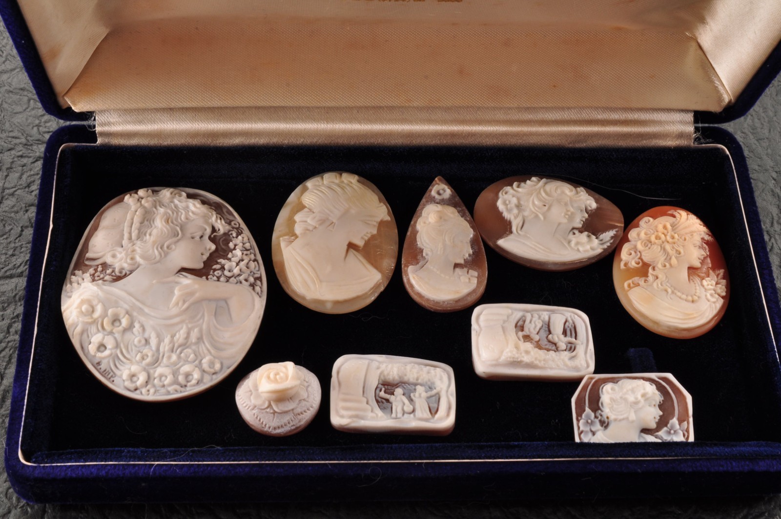 9 items , vintage shell cameo White and brown color (Total 188.5ct) with case.