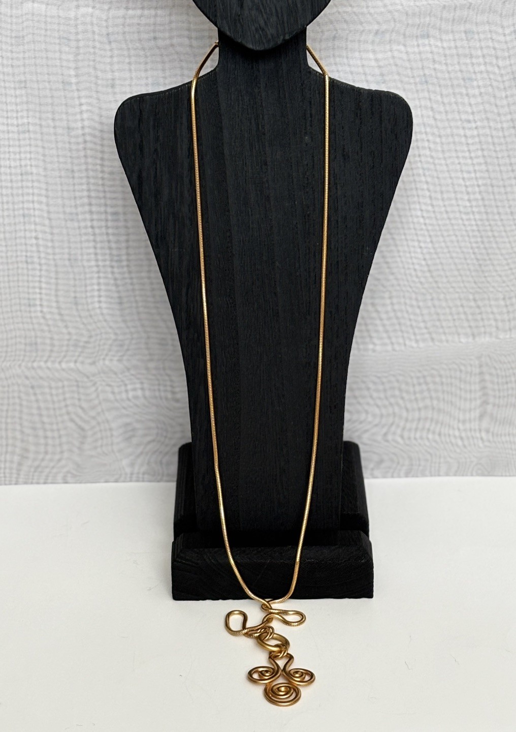 VTG Anne Klein Satin/Matte Gold Abstract Open Swirl Pendant Necklace 34” Chain