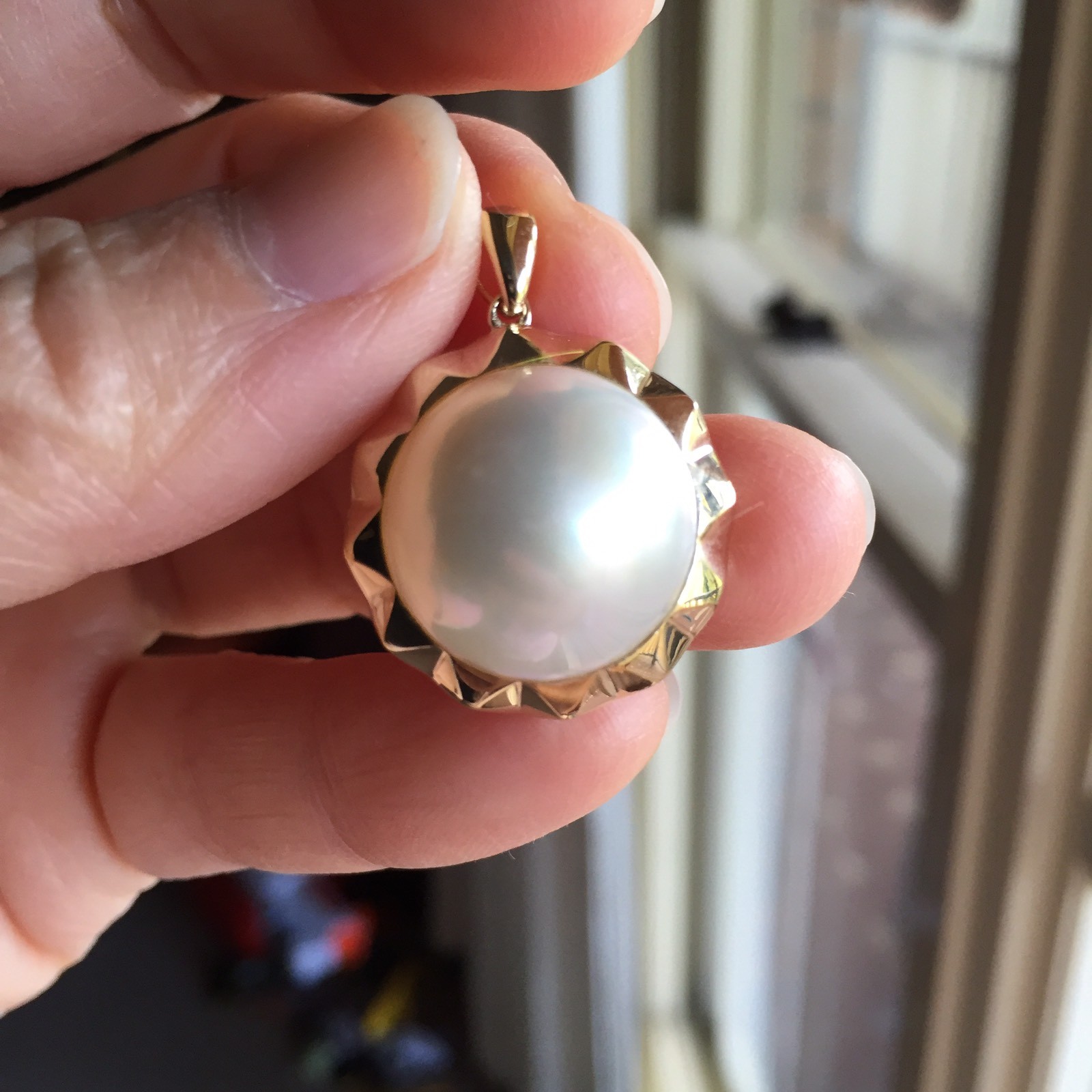 Top luster 16mm Seawater Mabe pearl Natural White 9k Gold Pendant 25.25cts
