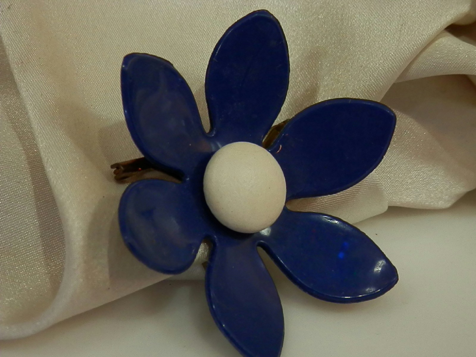 Nostalgic Vintage 50’s Vivid Blue Plastic Brooch 55J5