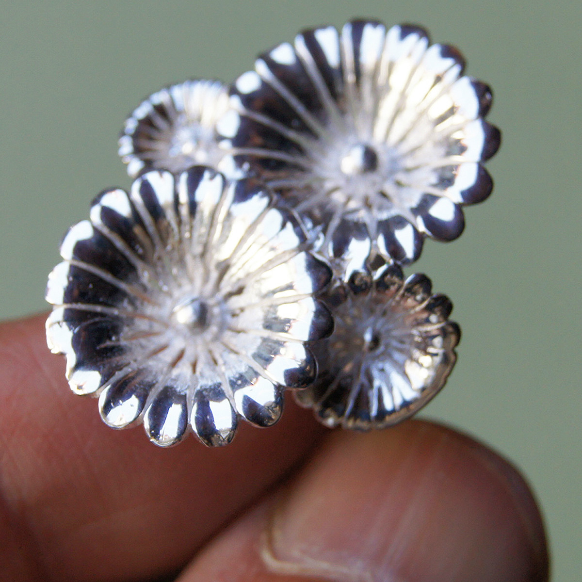 Available in sizes 6 7 8 9 Ring valuable to the recipient flower silver nice