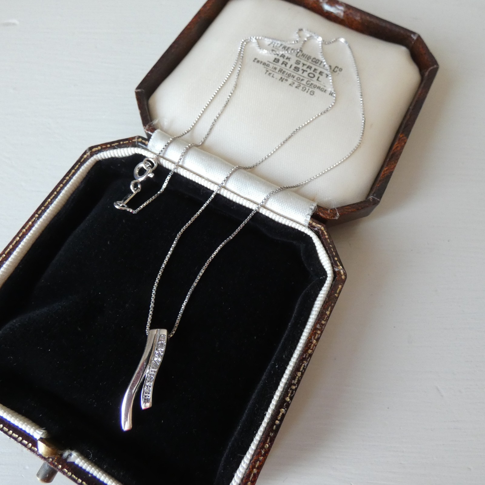 9ct White Gold Pendant Necklace Clear Stones 375 Box Chain 16″ Wave Ribbon