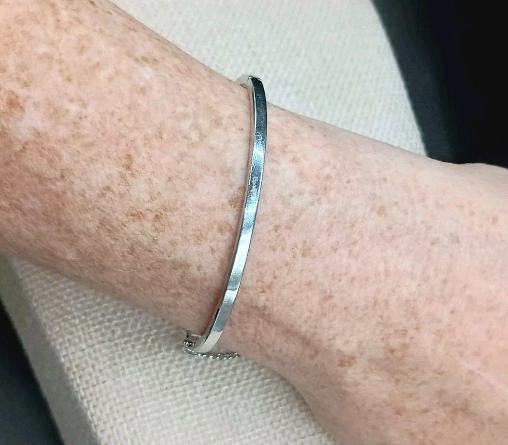 Vintage Pastelli Hinged Bangle Bracelet Silver Tone 7″ Saftey Chain Push Lock