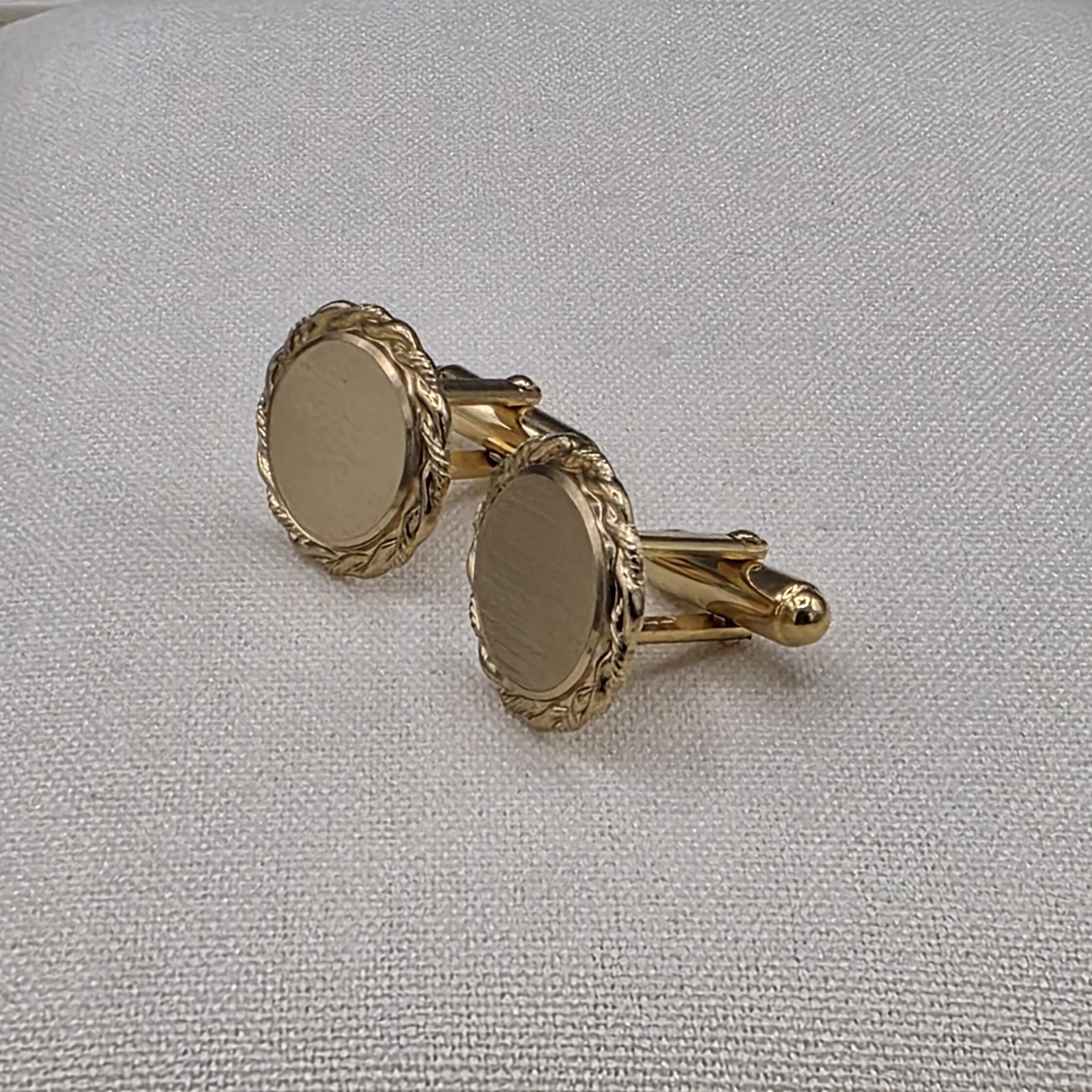 Gold Tone Round with a Rope Border Engravable Cufflinks