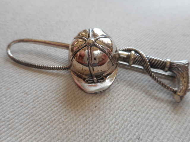 Vintage Sterling Silver 925 Cap & Riding Crop Brooch RE3619