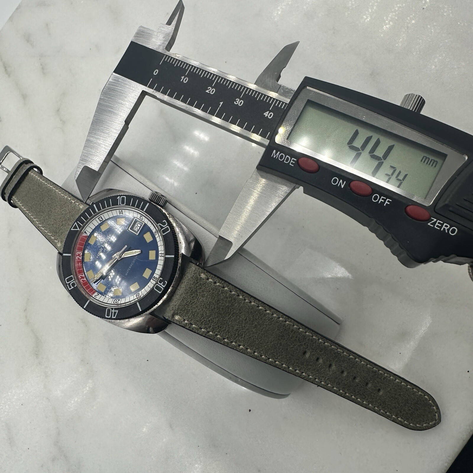 VTG Unichron Dive Watch Men Silver Tone Blue Dial Date 17 Jewels Automatic Works