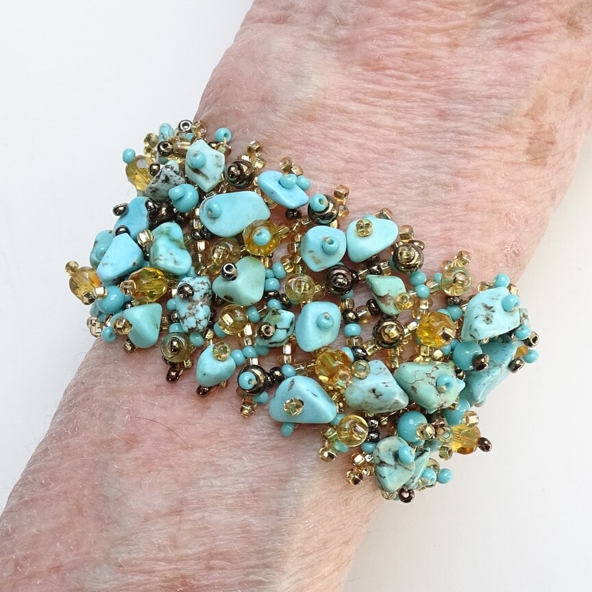 Faux Turquoise Nugget Bead Bracelet Goldtone Seed Beads Magnetic Closure 6.75in