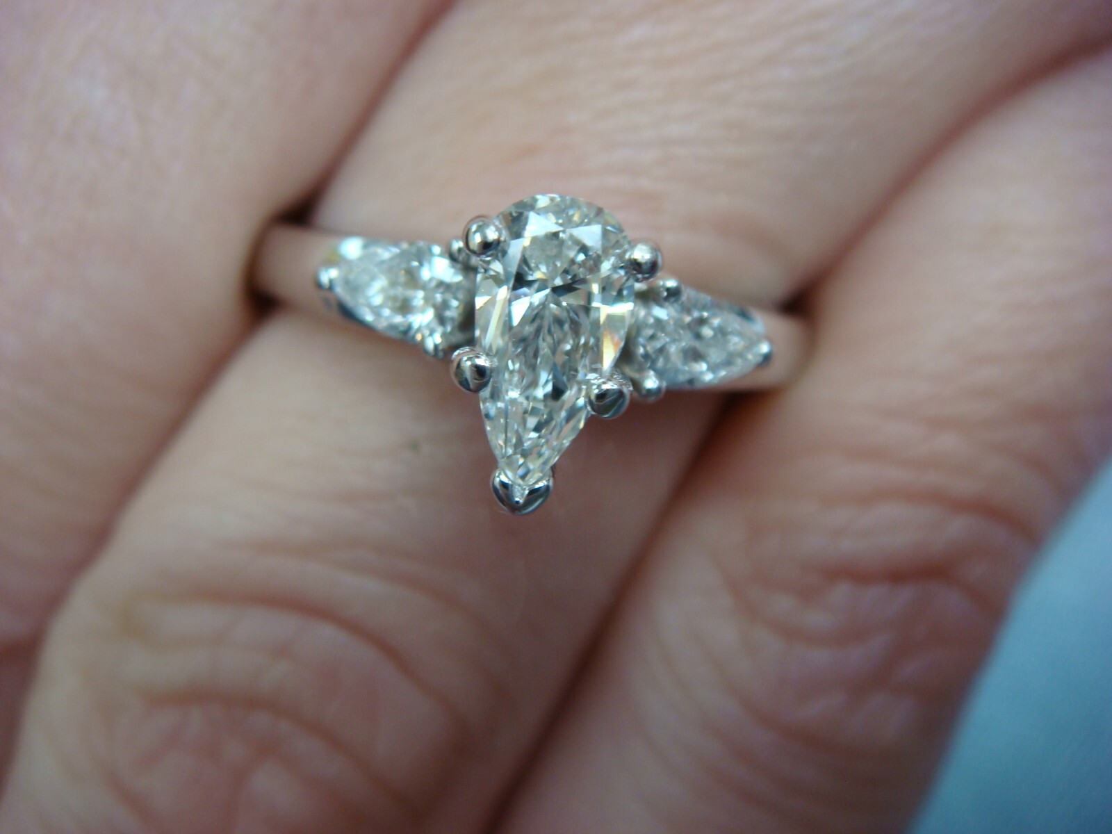 18 KT GOLD 0.70 CARAT T.W. PEAR SHAPE & 2 PEAR SHAPE IN SETTING GENUINE DIAMONDS