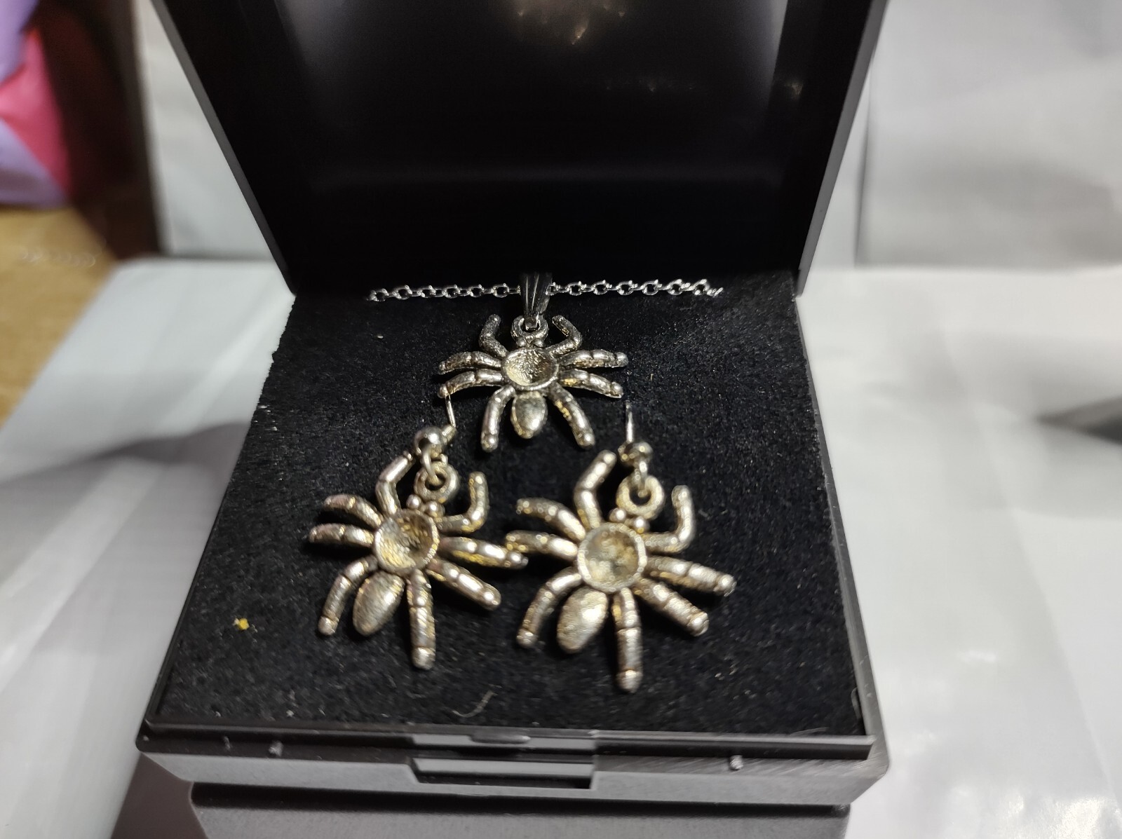 Hand made Spider jewellery sets. 18″ Silver tone chain. Free Gift box included
