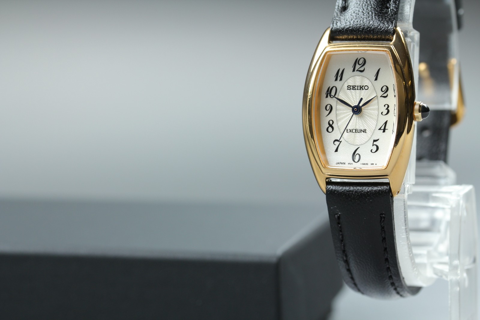 Vintage 2004 Seiko Exceline 1F21-0AJ0 Gold Tonneau Ladies Watch From JAPAN