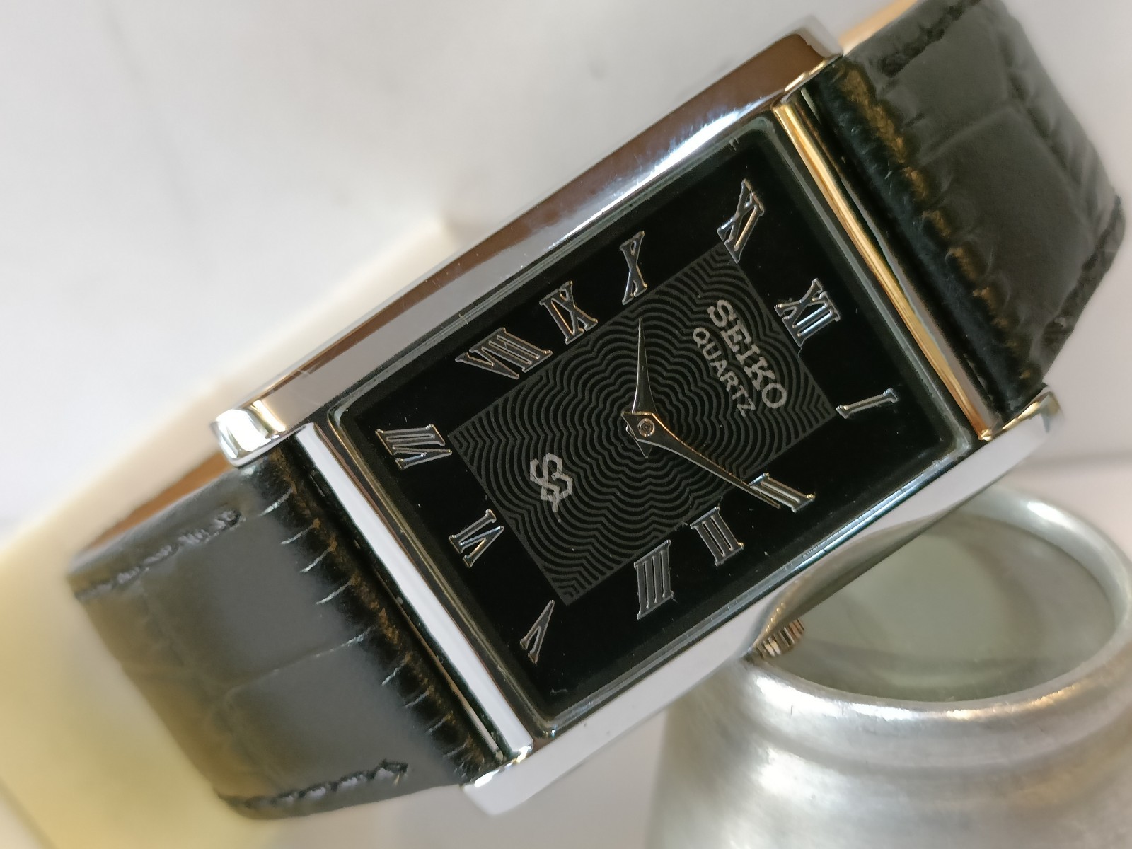 VINTAGE SEIKO SLIM QUARTZ BLACK DIAL JAPAN MEN’S WORKING DRESS WATCH