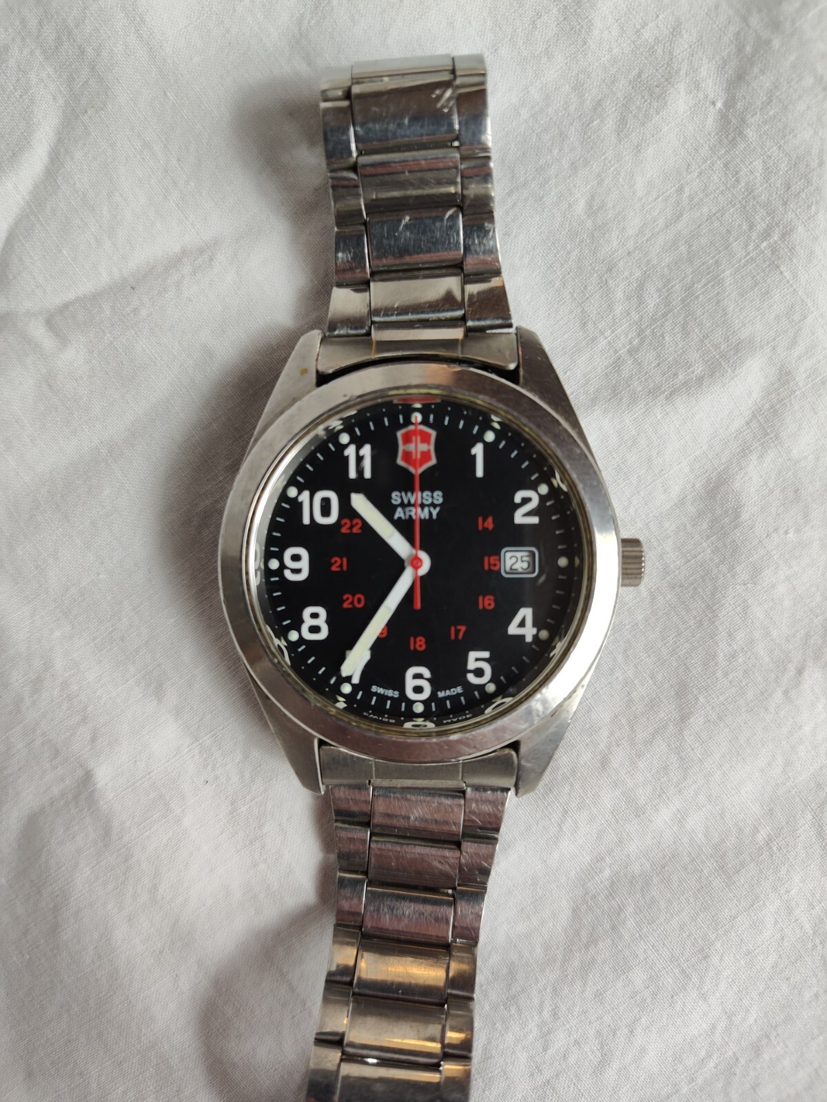 Victorinox Swiss Army Mens Garrison Black Dial Watch – orig band and NEW BATTERY