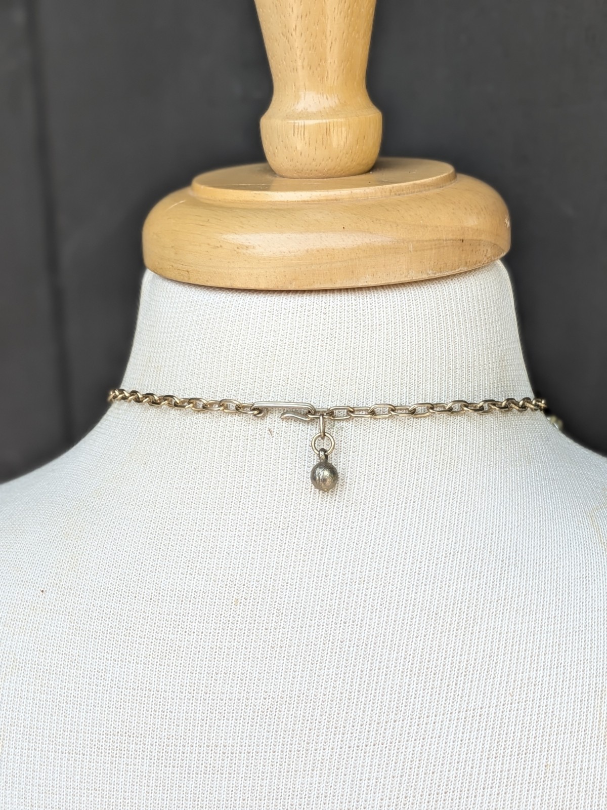 Vintage Deep RED Burgundy Maroon ROUND Thermoset Gold Tone 16″ Necklace Choker
