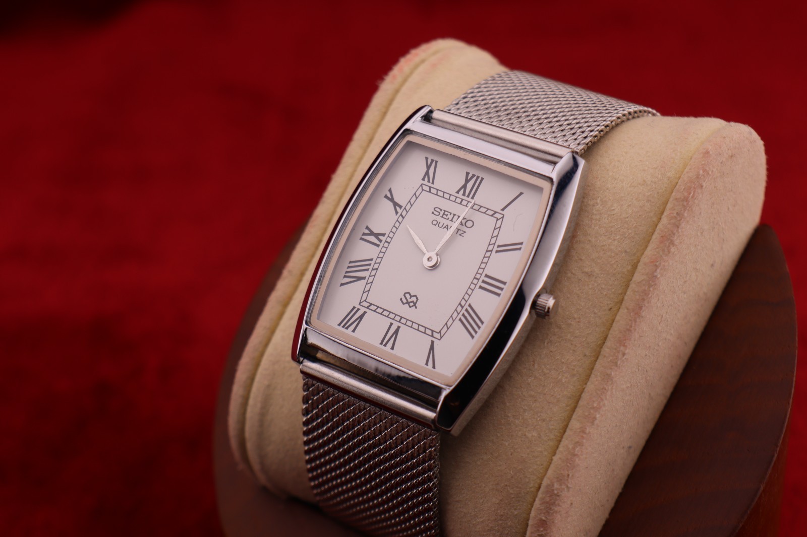 Vintage Seiko Slim Quartz Barrel Tank White Dial Silver Mesh Band Wrist Watch