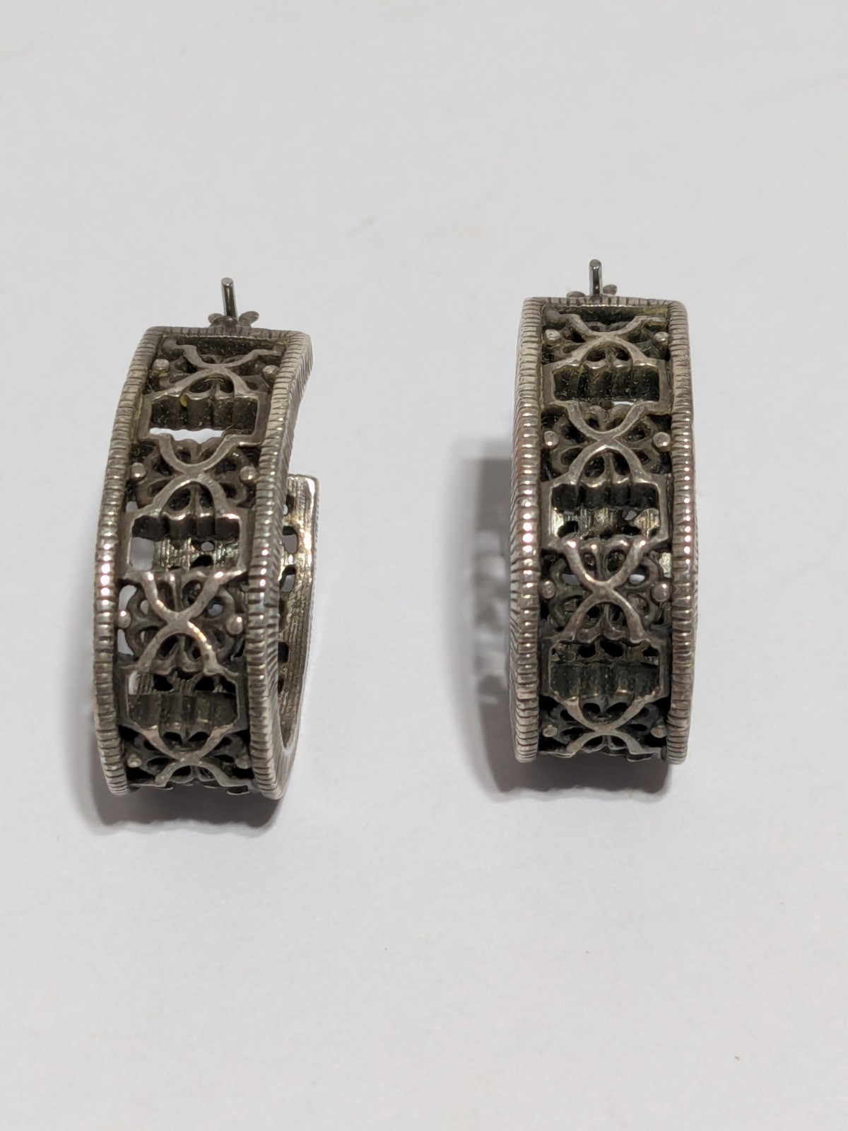 Silver Tone Oval Hoop Filigree Style Earrings 1″. Push Lock Closure. Textured.