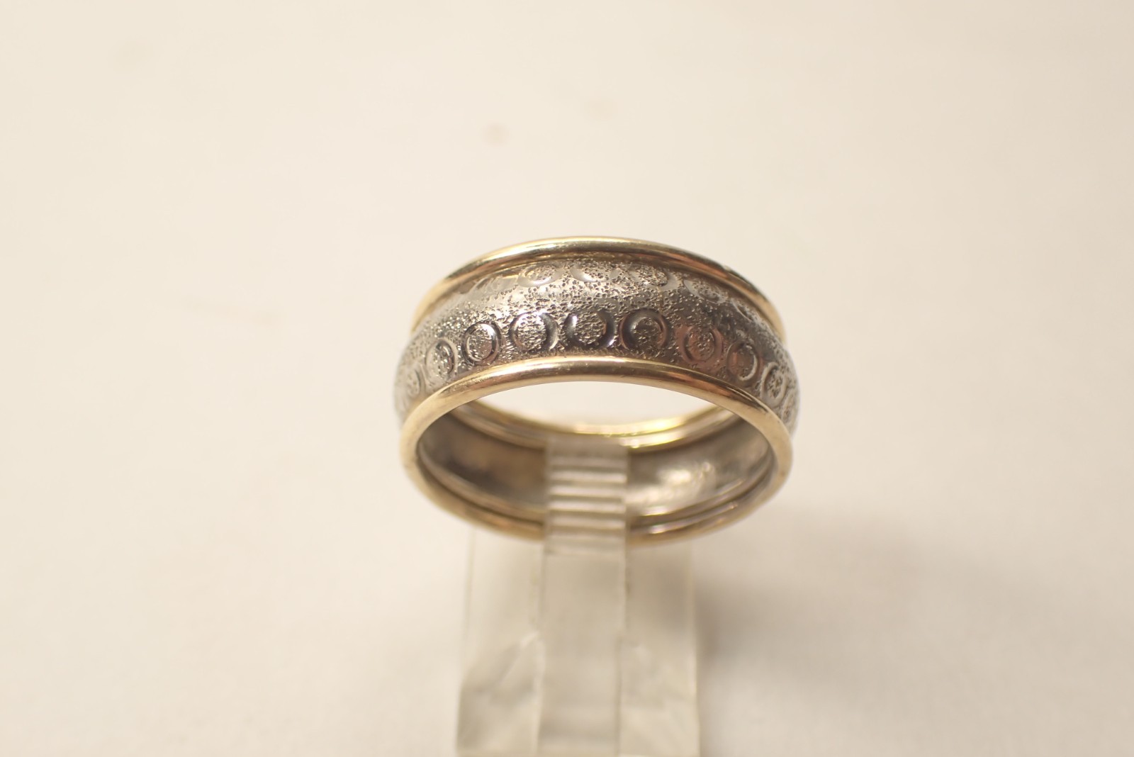 14 kt Yellow & White Gold Ring 5/8th Wide Band Size 9 2.3 Grams