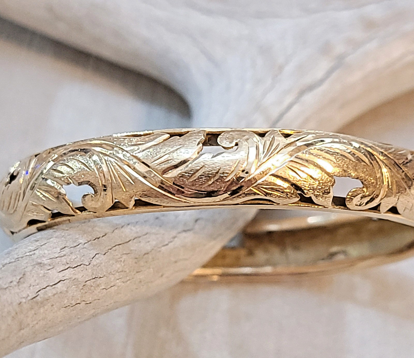 21K Yellow Gold Hinged Bangle Bracelet 25.2 grams Cutout Leaf Design Sz 6″ Small