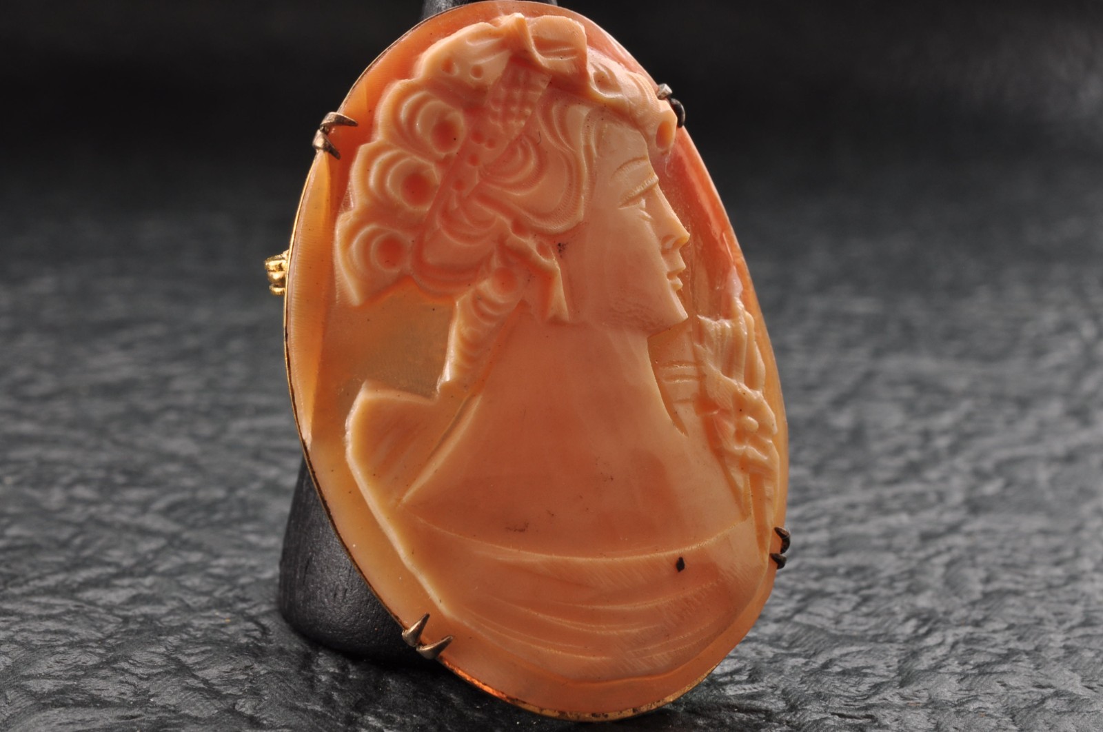 3 items vintage 925, 800 silver oval shell cameo brown and white (Total 75.5ct).