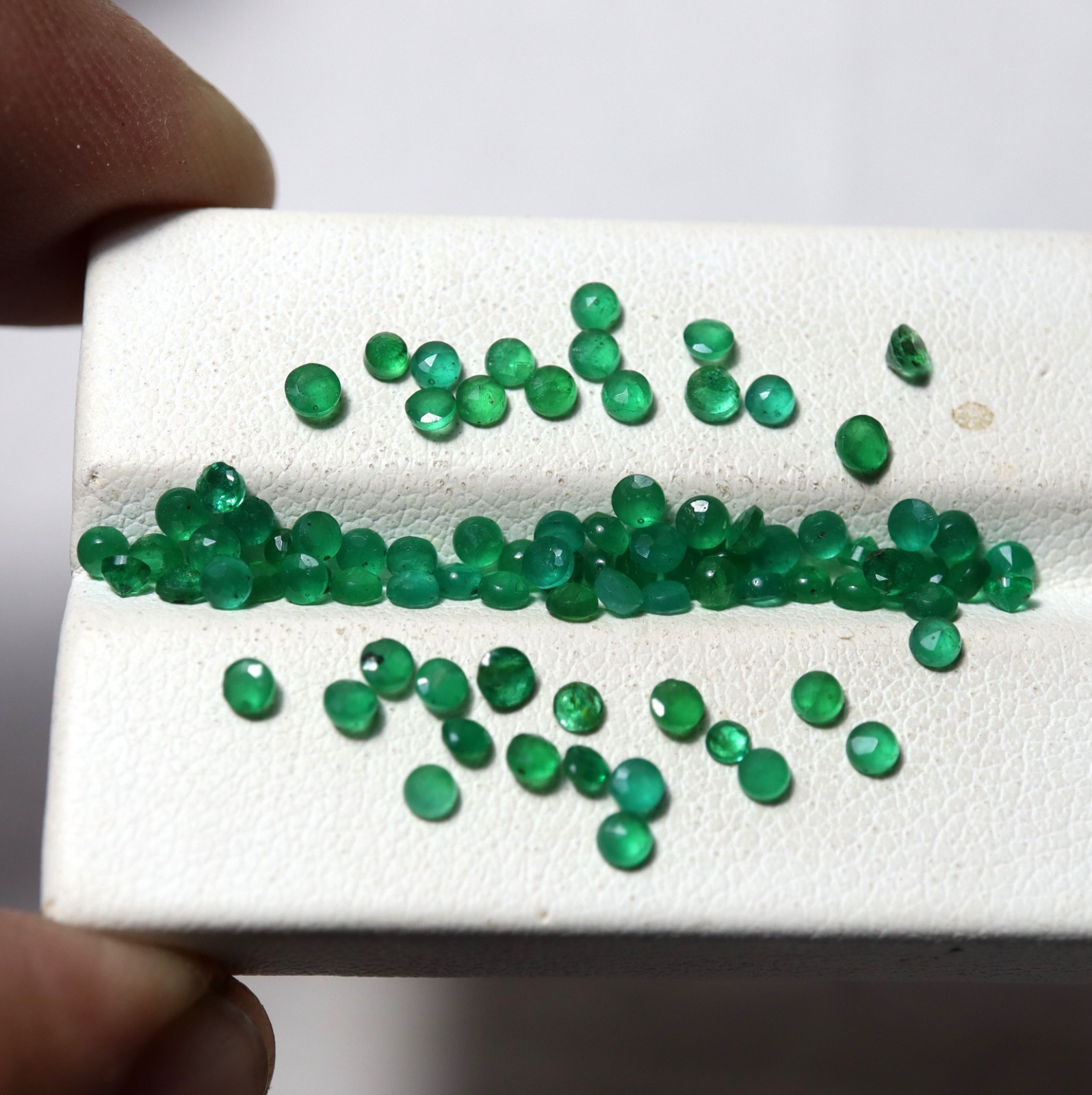 2 To 2.5 MM Natural Green Emerald Faceted Round Gemstones 88 Pcs Lot 6.4 Cts