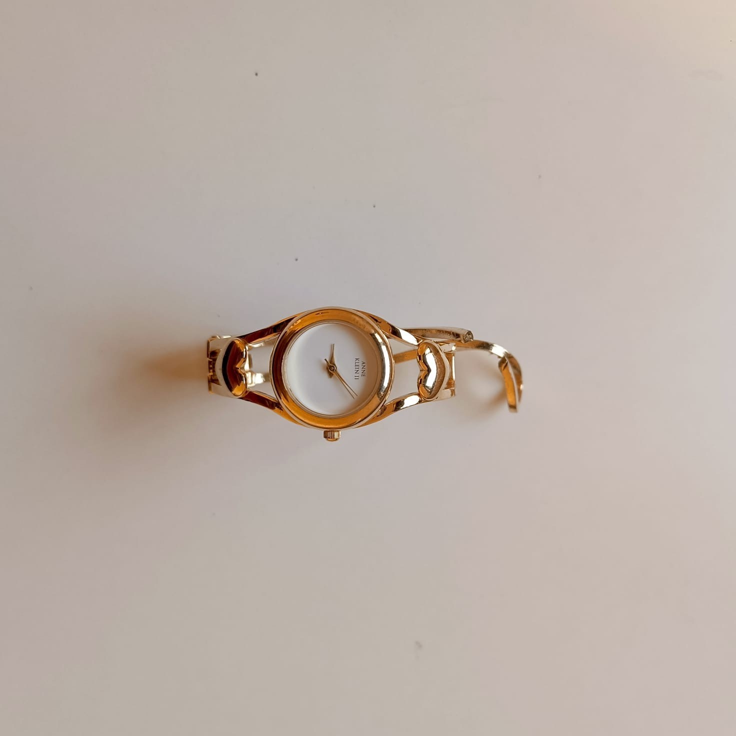 Vintage Anne Klein II Women’s Gold Tone Bangle Watch Heart Accent White Dial 10/