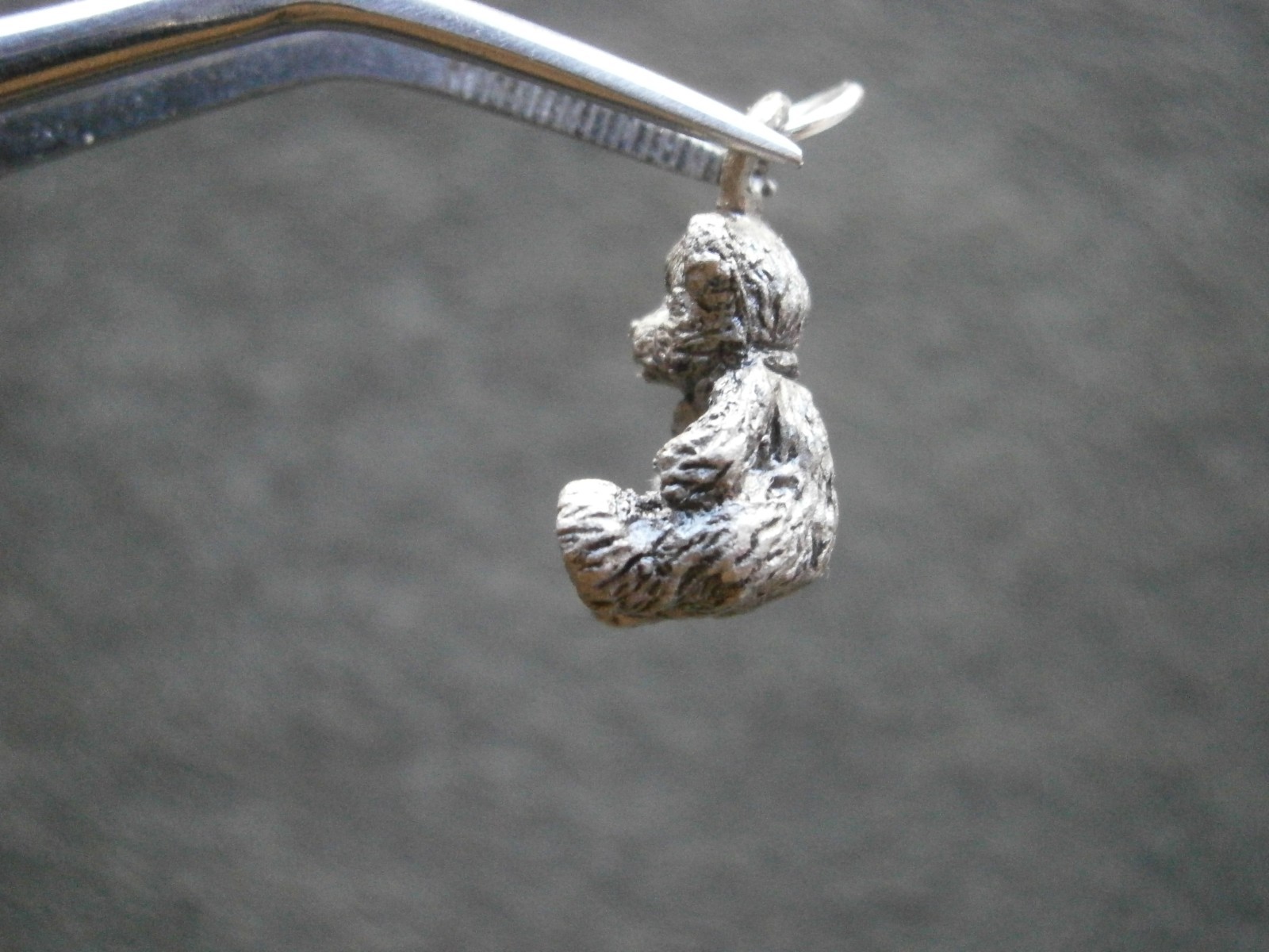Seated Teddy Bear Detailed Vintage Dark Silvertone Charm Pendant 4.0g