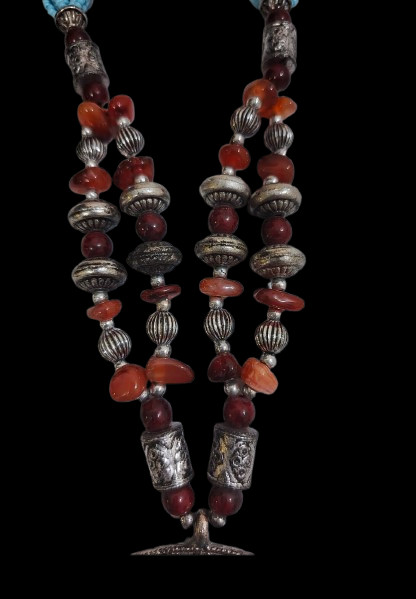 Classic Vintage Women’s Necklace Made of Beads, aluminum And Gemstones