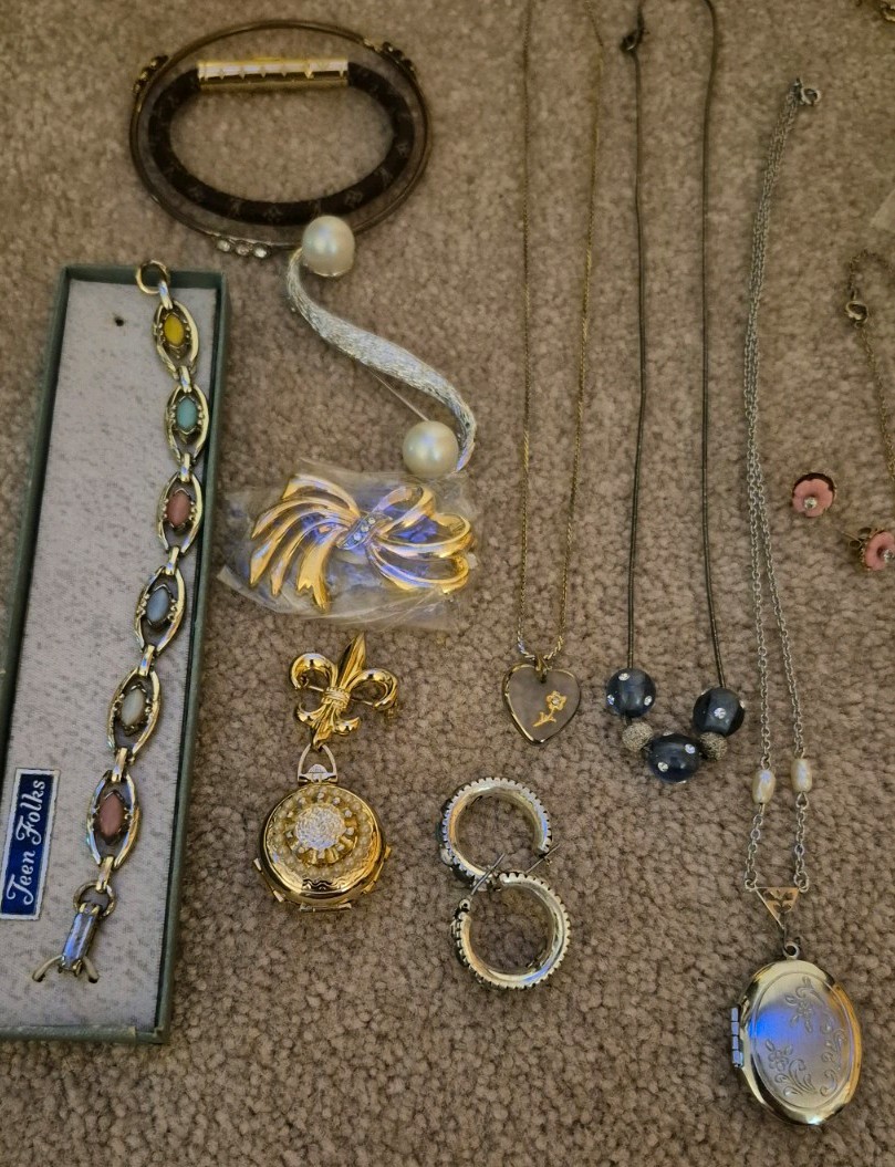 Mixed Jewelry Lot Mixed Variety Wearable Products Necklaces Bracelets Locket Etc