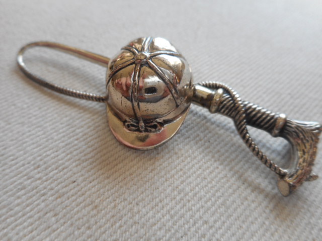 Vintage Sterling Silver 925 Cap & Riding Crop Brooch RE3619
