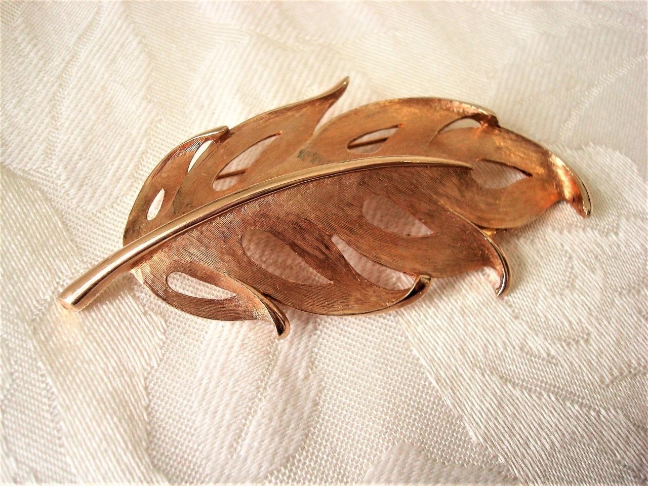 Large Vintage Textured Gold Tone Leaf Pin Brooch 1 5/8 x 3 3/8 In. KJ