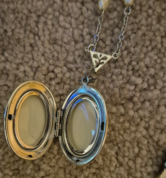 Mixed Jewelry Lot Mixed Variety Wearable Products Necklaces Bracelets Locket Etc