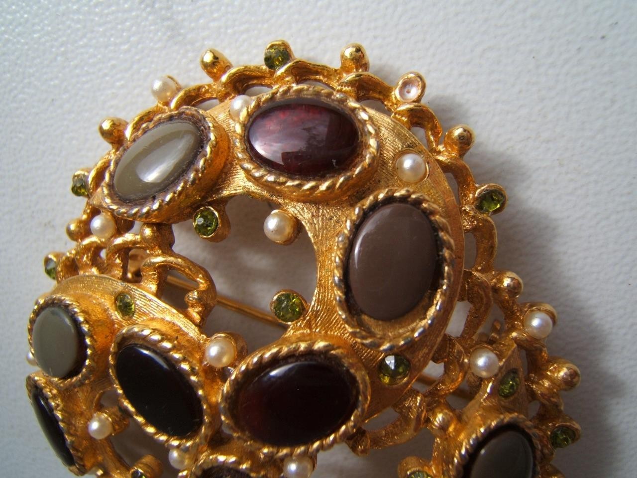 VINTAGE CORO GOLD TONE BROOCH PIN W/ RED & GREEN STONES