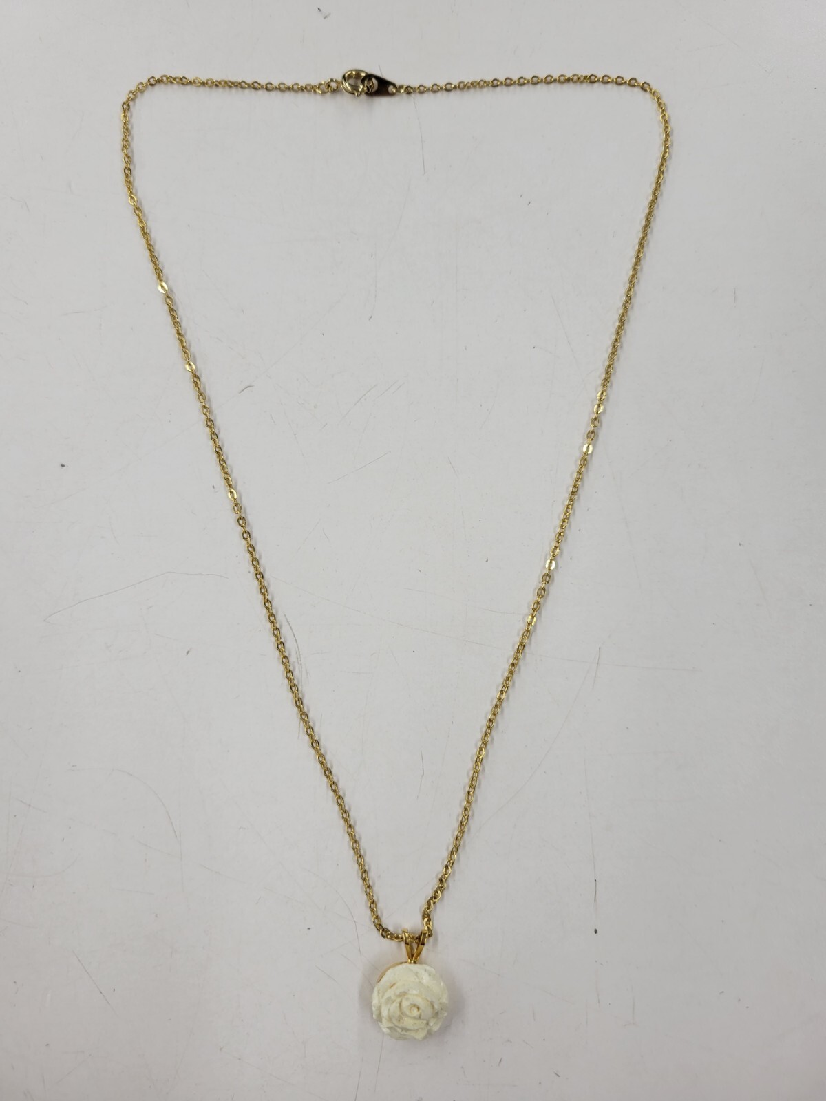Vintage Gold-Tone White Rose Pendant Ladies Chain Necklace. Good Condition