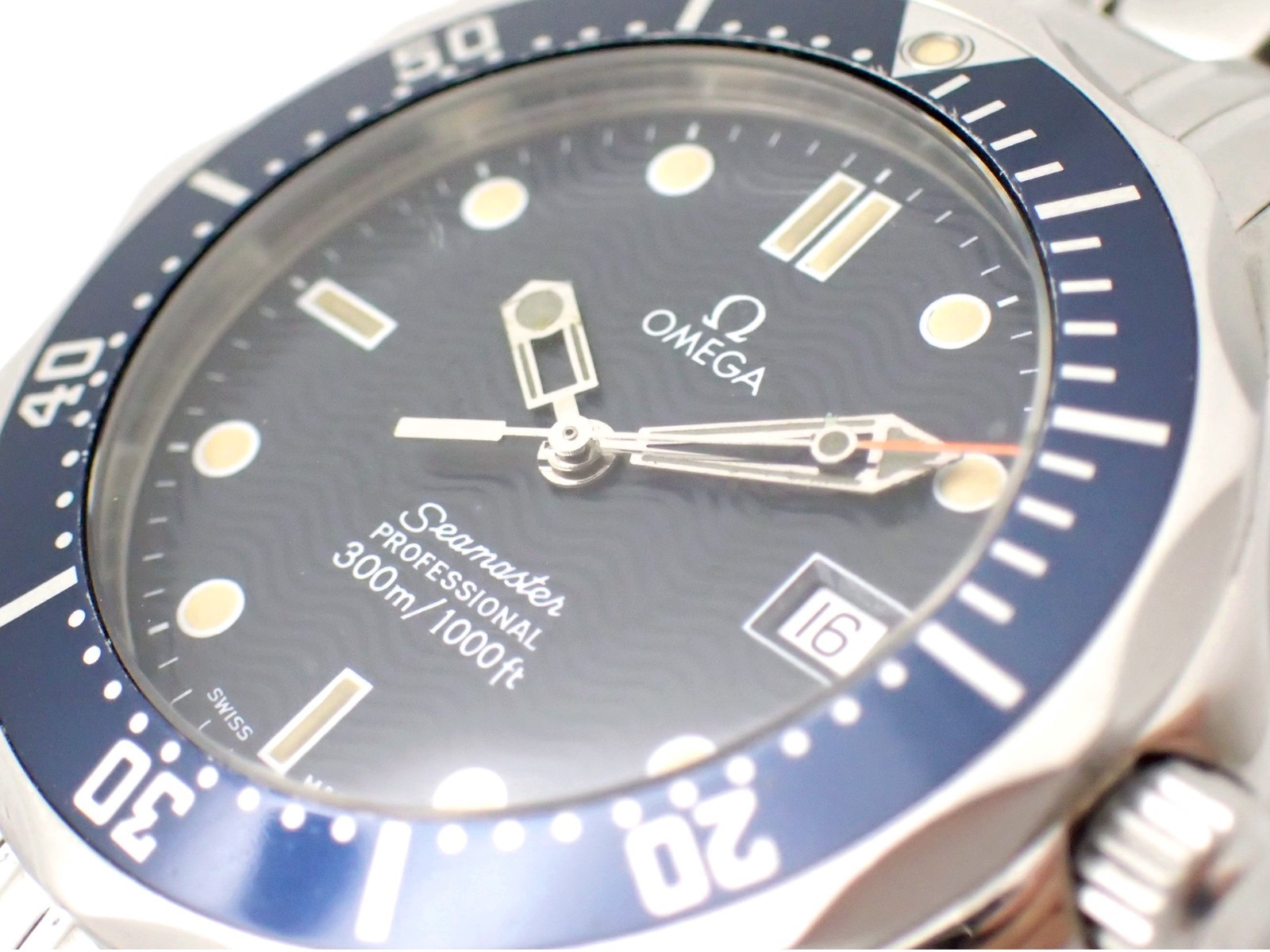 OMEGA Seamaster Professional 300m Mid Size 36mm Quartz Date Watch 2561.80 w/Box