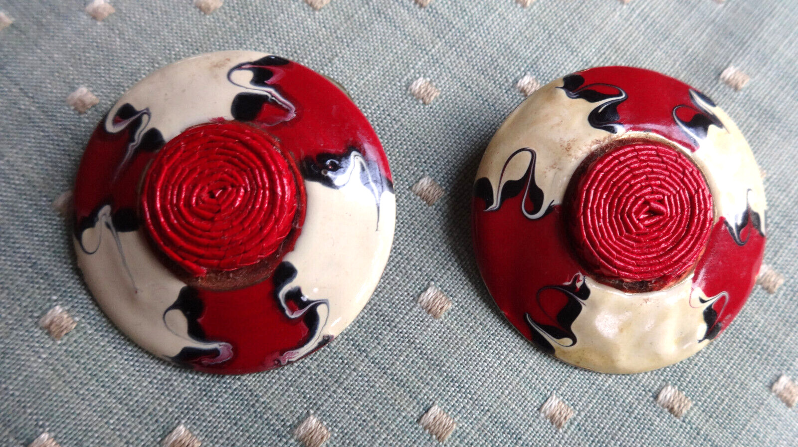 VTG DISC BUTTON ABSTRACT BRUTALIST ETHNIC RED BLK WH PIERCED EARRINGS GOLD TONE
