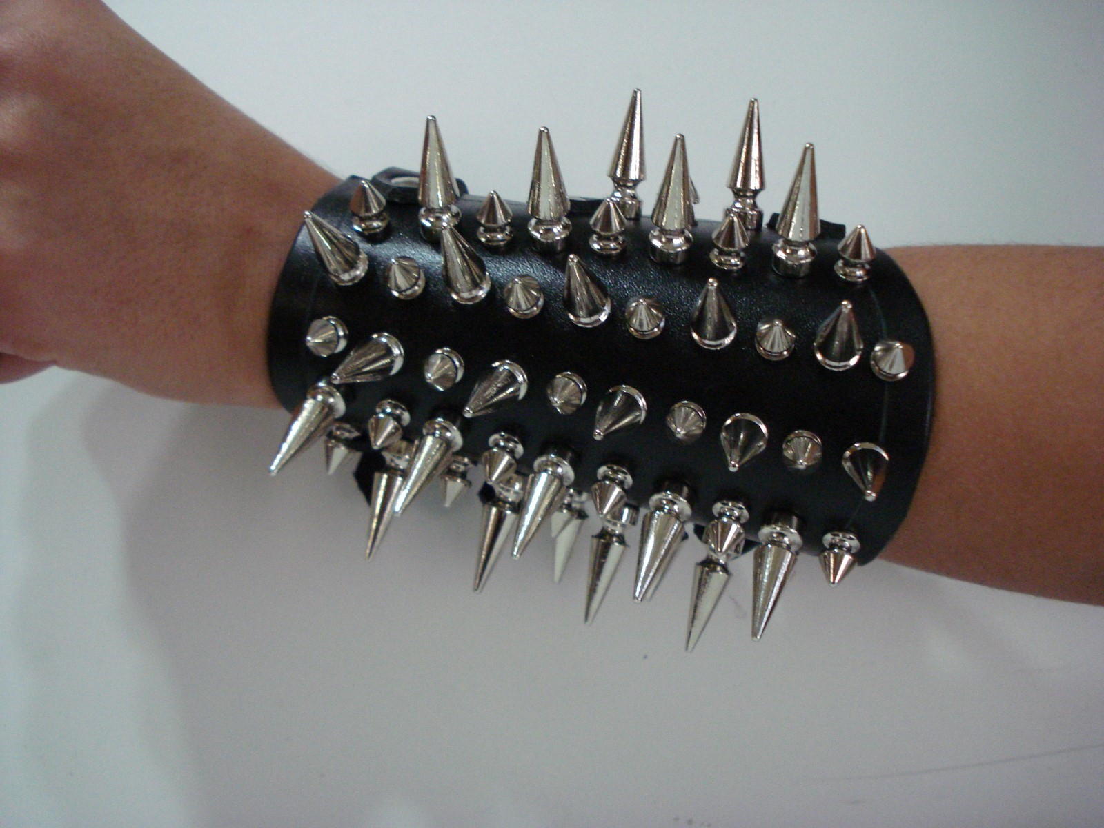 UNISEX BRACELET SMALL SIZE MIXED SPIKES.BLACK METAL. (MDLUB0267)……CONQUEROR