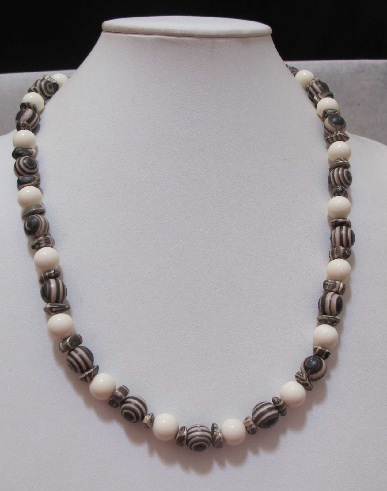 Vtg Tribal Inspired Concentric Black Beige Ring Beads & Cream Beads 25” Necklace