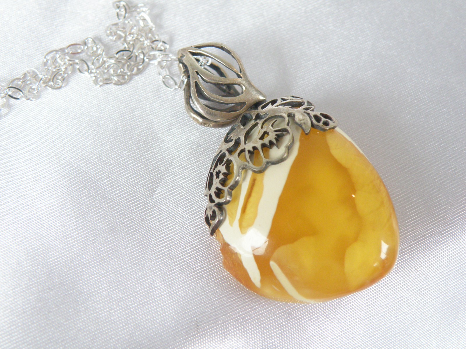 Vintage Sterling Silver 925 Butterscotch Egg Yolk Amber Pendant Necklace