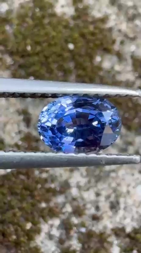 Natural Unheated Ceylon blue sapphire 1.04 ct Oval Sri Lanka Well Cut