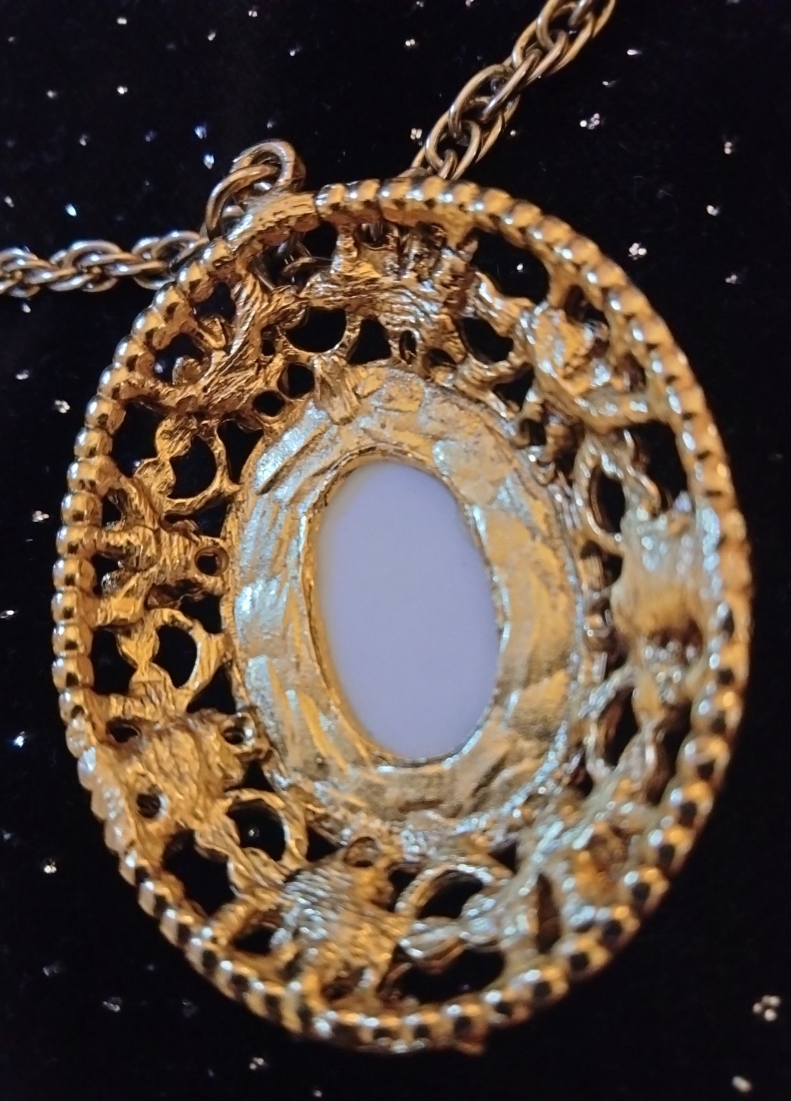 CAMEO NECKLACE PALE PINK ROSE, GOLD COLOR CHAIN APPROX. 24″ VICTORIAN, BEAUTIFUL