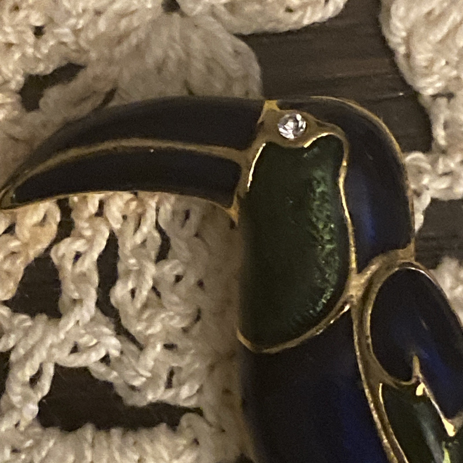 Vtg Gold Tone Metal and Enamel Rhinestone Eye Toucan Tropical Bird Brooch Pin