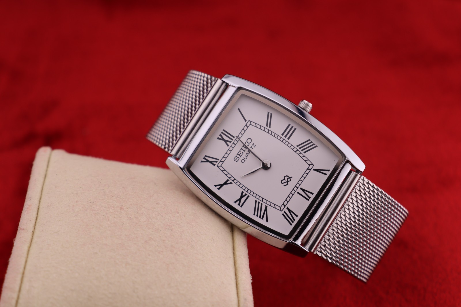 Vintage Seiko Slim Quartz Barrel Tank White Dial Silver Mesh Band Wrist Watch