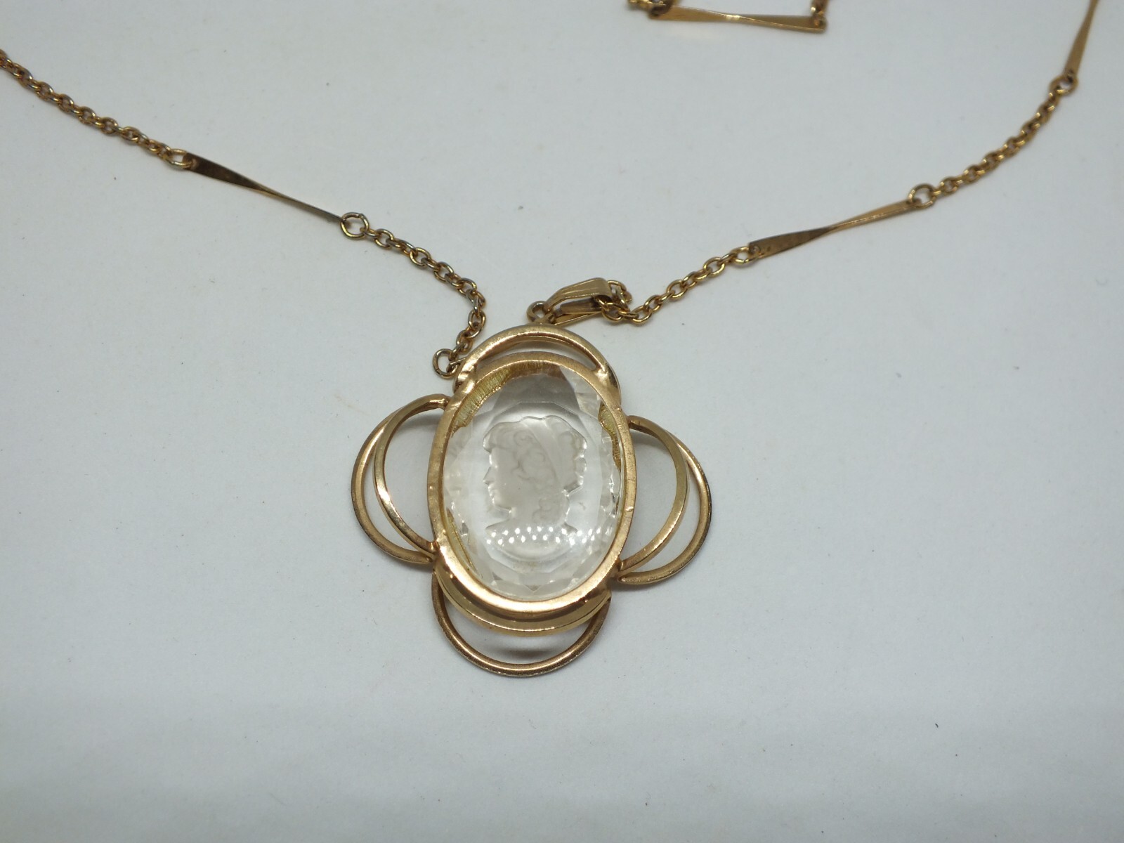 Beautiful Necklace Gold Tone Reverse Clear Cameo 1 1/2″ Pendant 19″ Chain NICE