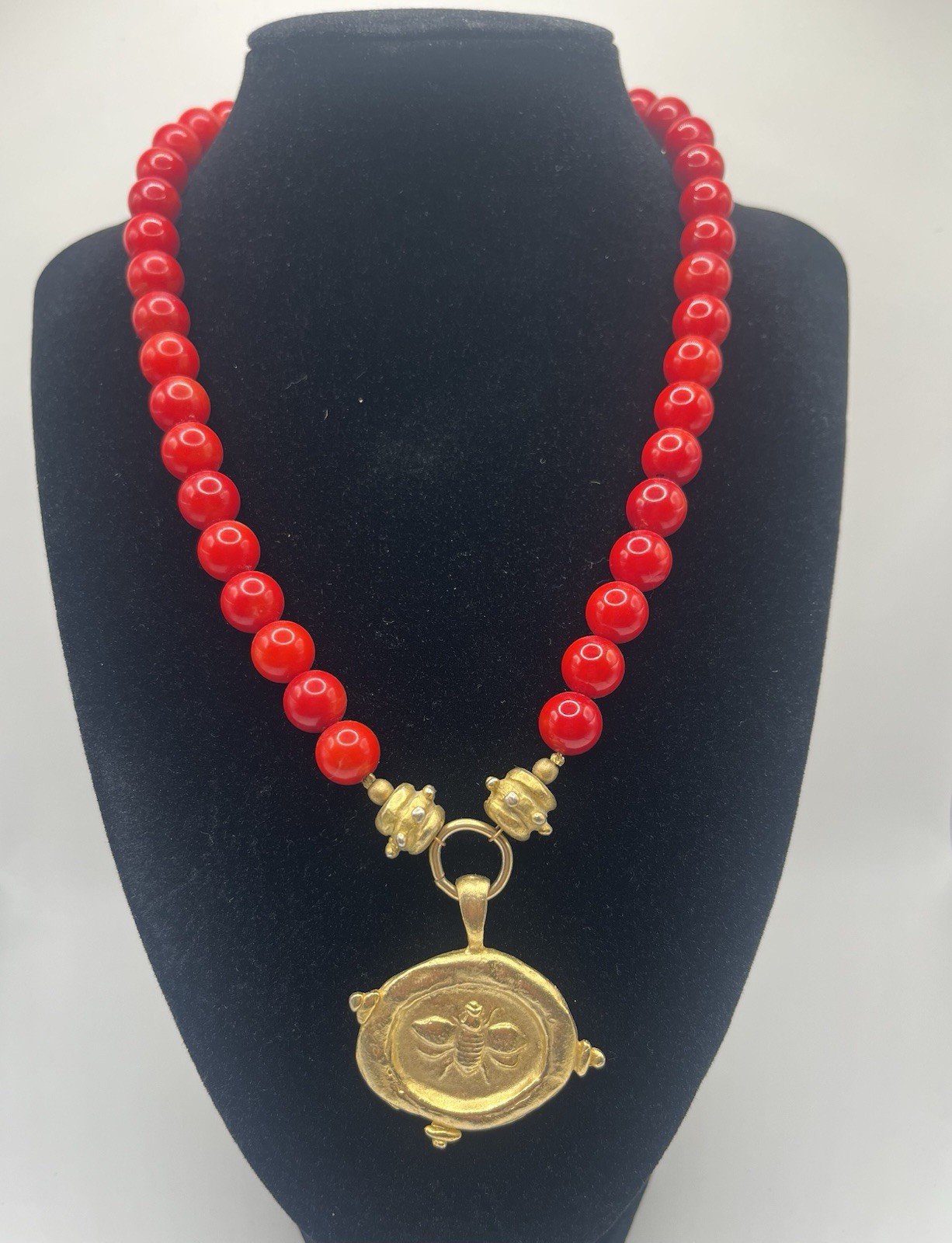 Susan Shaw Bee Medallion Red Glass Bead Necklace Gold Tone Statement 16-21”