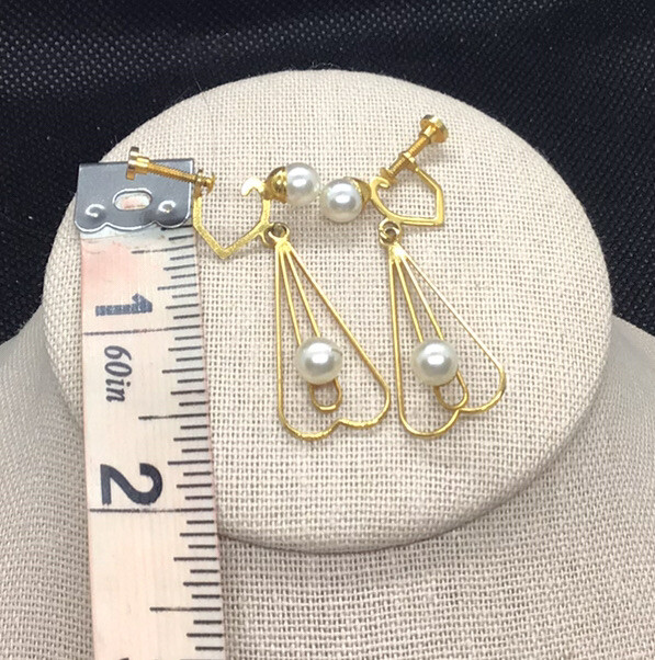 Vintage Gold Tone Costume Faux Pearl Drop Screw Back Earrings U50